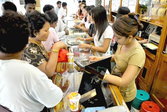 ရန်ကုန်မြို့ရှိ ရွှေဆိုင်တစ်ဆိုင်မြင်ကွင်း