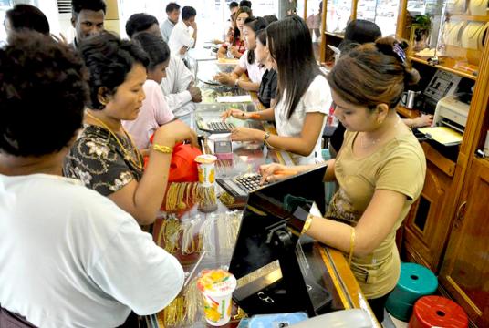 ရန်ကုန်မြို့ရှိ ရွှေဆိုင်တစ်ဆိုင်မြင်ကွင်း