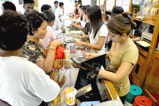 ရန်ကုန်မြို့ရှိ ရွှေဆိုင်တစ်ဆိုင်မြင်ကွင်း