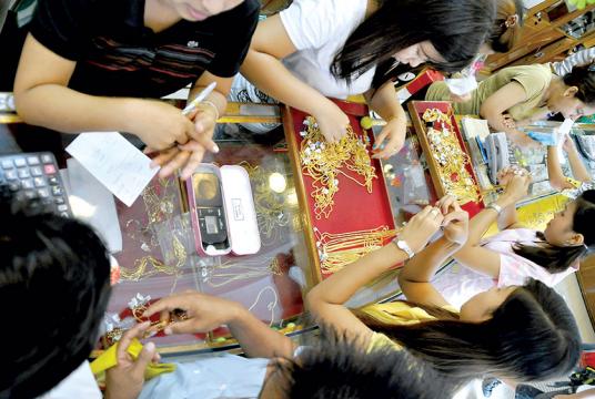 ရန်ကုန်မြို့ လမ်းမတော်မြို့နယ်ရှိ ရွှေဆိုင်တစ်ဆိုင်ကို တွေ့ရစဉ်