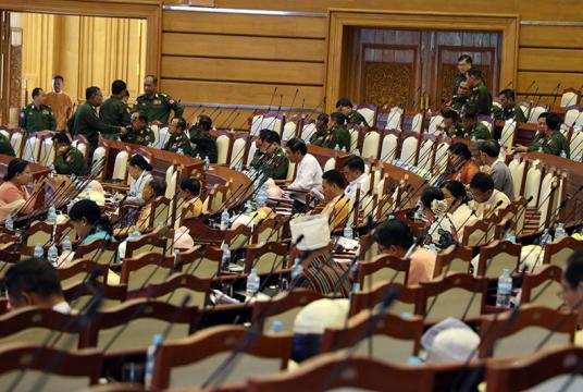 ဒီဇင်ဘာ ၄ ရက်က ပြည်သူ့လွှတ်တော်အစည်းအဝေးသို့ တက်ရောက်လာသည့် ကိုယ်စားလှယ်များအား တွေ့ရစဉ်