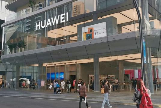 တရုတ်နိုင်ငံ ရှန်ကျန်းမြို့ရှိ Huawei Gobal Flagship Store ကို တွေ့ရစဉ်