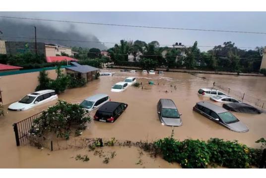 ကွန်ဂိုဒီမိုကရက်တစ်သမ္မတနိုင်ငံအရှေ့ပိုင်း၌ ရေကြီးမှုဖြစ်ပွားသောနေရာတစ်ခု၏ မြင်ကွင်းကို မေလ ၅ ရက်ကတွေ့ရစဉ် (Photo – AFP)