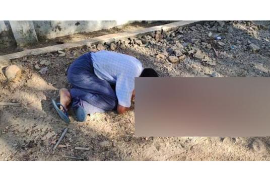 ပုံစာ-လူမှုကွန်ရက်တွင် ပျံ့နှံံံနေသည့် သတ်ဖြတ်ခံရသော မူလွန်ကျောင်းအုပ်ကြီး ရုပ်အလောင်းပုံအား တွေ့ရစဉ်။