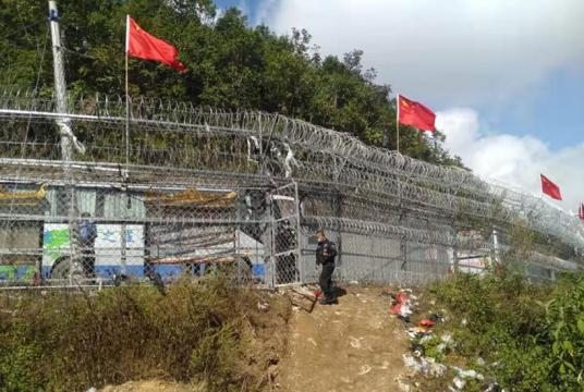 မြန်မာနိုင်ငံသားများအား တရားမဝင်လမ်းကြောင်း ဂိတ်ပေါက်မှ ပြန်ပို့နေသည်ကို တွေ့ရစဉ်