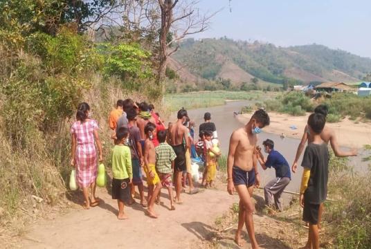 ထိုင်းဘက်ကမ်းမှ စားနပ်ရိက္ခာများ လာရောက်ပို့ဆောင်စဉ် သွားရောက်သယ်ဆောင်နေသော မြန်မာကလေးငယ်များကို ၂၀၂၂ ခုနှစ် မတ်လကုန်ခန့်က တွေ့ရစဉ်  (Photo :CJ)