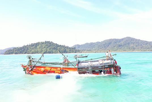 မြင်းခွာအော်အနီးတွင် သောင်တင်ပြီး တိမ်းစောင်းနေသည့် ငါးဖမ်းလှေကို တွေ့ရစဉ်