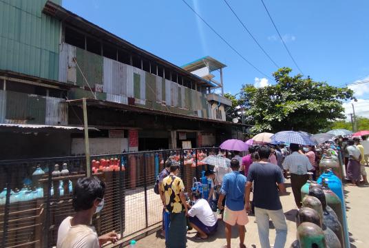 ရန်ကုန်မြို့ တောင်ဒဂုံစက်မှုဇုန်အတွင်းရှိ အောက်ဆီဂျင်စက်ရုံတစ်ရုံတွင် အောက်ဆီဂျင်လာရောက်ဖြည့်တင်းသူများကို ဇူလိုင် ၁၀ ရက်က တွေ့ရစဉ် (ဓာတ်ပုံ-သီဟအောင်)