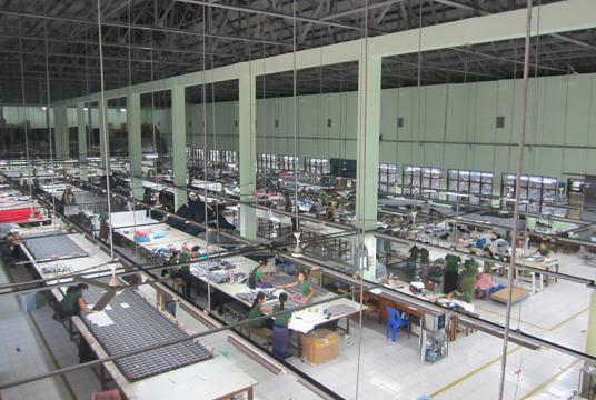 ရန်ကုန်မြို့ စက်မှုဇုန်တစ်ခုအတွင်းရှိ အထည်ချုပ်လုပ်ငန်းခွင်တစ်ခုကို တွေ့ရစဉ်