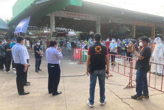 မြန်မာသံအမတ်ကြီးက အသွားအလာ ကန့်သတ်ခံထားရသည့်နေရာရှိ မြန်မာလုပ်သားများကို သွားရောက်တွေ့ဆုံ အားပေးစဉ် (ဓာတ်ပုံ- အလုပ်သမားသံအရာရှိရုံး)