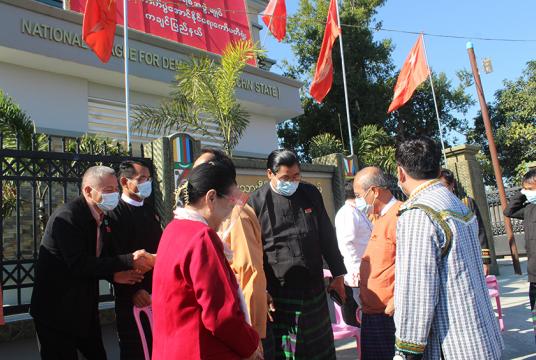 NLD ပါတီ တာဝန်ရှိသူများနှင့် KSPP အနိုင်ရလွှတ်တော်ကိုယ်စားလှယ်များအား ဇန်နဝါရီ ၁ ရက်က မြစ်ကြီးနားမြို့တွင် တွေ့ဆုံမှုအပြီးတွေ့ရစဉ် (ဓာတ်ပုံ-ထွန်းလင်းအောင်)