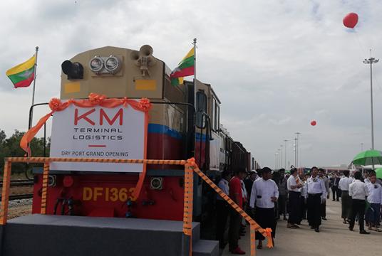 KM Terminal & Logistics Limited ၏ ကုန်းတွင်းဆိပ်ကမ်း ဖွင့်ပွဲအခမ်းအနားအား တွေ့ရစဉ် (ဓာတ်ပုံ-ရွှန်းလဲ့ဝင်း)