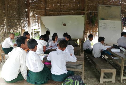 ပြည်-ကံမ လမ်းမကြီးနံဘေး ကျီးပင်ကန်ကျေးရွာမှ ဝင်ရသည့် ကြာအင်းရွာ စာသင်ကျောင်းတွင် ကျောင်းသား ကျောင်းသူများ စာသင်ကြား နေကြသည်ကို ၂၀၁၉ ခုနှစ်ကုန်ခန့်က တွေ့ရစဉ် (ဓာတ်ပုံ-ဝေလင်း(ပြည်))