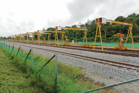 ရန်ကုန်-မန္တလေး ရထားလမ်းပိုင်း အဆင့်မြှင့်တင်ခြင်းစီမံကိန်း အဆင့် (၁)  လုပ်ငန်းခွင် တစ်နေရာအားတွေ့ရစဉ် (ဓာတ်ပုံ-ရွှန်းလဲ့)