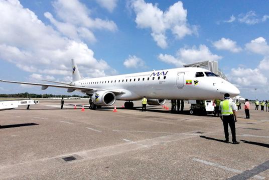 အပြည်ပြည်ဆိုင်ရာ မြန်မာလေကြောင်းလိုင်းက ခရီးစဉ်များပျံသန်းနေသည့် လေယာဉ်တစ်စီးအား တွေ့ရစဉ်