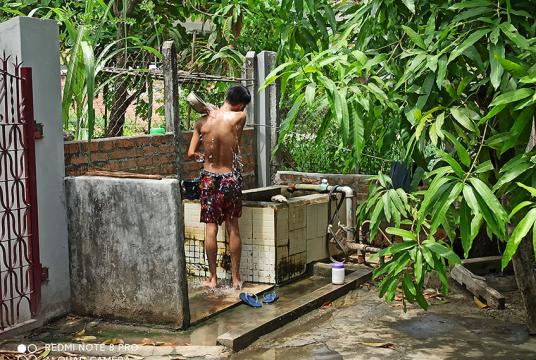 မြောက်ဒဂုံမြို့နယ်ရှိ ရပ်ကွက်တစ်ခုတွင် စက်ရေတွင်းမှရေချိုးနေစဉ်(ဓာတ်ပုံ-ဇော်ဇော်အောင်)