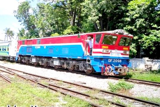 ရန်ကုန်-မန္တလေးလမ်းပိုင်းတွင် ပြေးဆွဲနေသည့် လေအိတ်ရထားတွဲဆိုင်းကို တွေ့ရစဉ်။ (ဓာတ်ပုံ-MOI)
