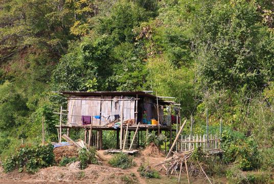 ပဲခူးရိုးမအတွင်း နေထိုင်နေသည့် တိုင်းရင်းသားများ၏ နေအိမ်တစ်လုံးကို ဒီဇင်ဘာလအတွင်းက တွေ့ရစဉ် (ဓာတ်ပုံ-ဝေလင်း)