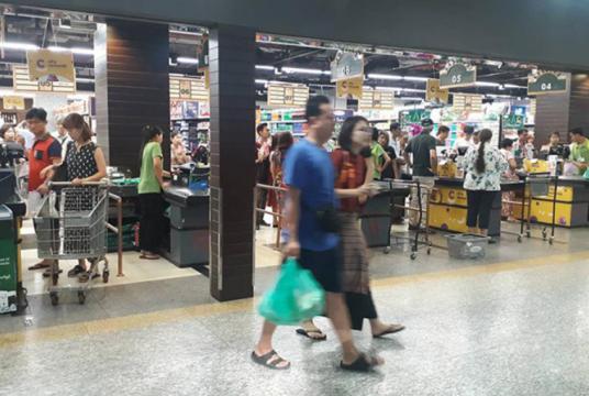 ရန်ကုန်မြို့ရှိ Shopping Mall တစ်ခုတွင် စျေးဝယ်နေသူများကို တွေ့ရစဉ်