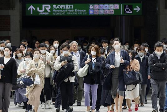 ■ ၂၀၂၃ ခုနှစ် မတ် ၁၂ ရက်က ဂျပန်နိုင်ငံ တိုကျိုမြို့တော်ရှိ တိုကျိုမီးရထားဘူတာရုံအပြင်ဘက်တွင် COVID-19 ကပ်ရောဂါဆိုင်ရာ စည်းကမ်းများအတိုင်း နှာခေါင်းစည်းများ ဝတ်ဆင်ပြီး လမ်းလျှောက်နေသူများကို တွေ့ရစဉ်။