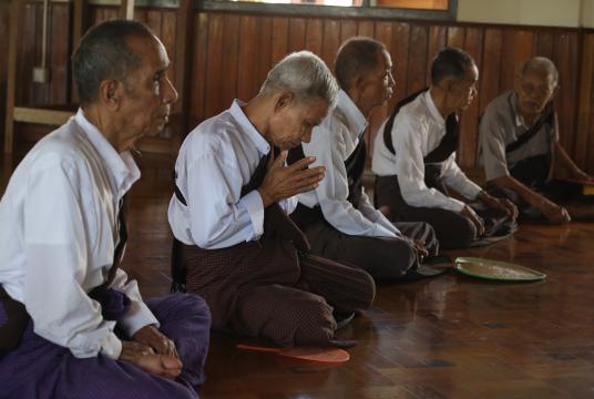 ဘိုးဘွားရိပ်သာတစ်ခုတွင် နေထိုင်လျက်ရှိသော သက်ကြီးအဘိုးများကို တွေ့ရစဉ်