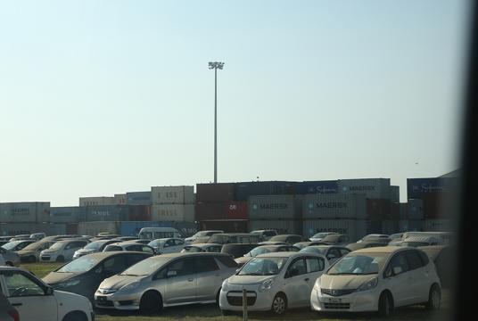  သီလဝါဆိပ်ကမ်း၌ ပြည်ပမှ တင်သွင်းလာသည့်ကားများကို တွေ့ရစဉ် (ဓာတ်ပုံ-ကြည်နိုင်)