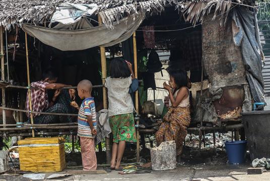 ရန်ကုန်မြို့ မြို့နယ်တစ်ခုတွင် ဆင်းရဲချို့တဲ့စွာ နေထိုင်နေကြရသည့် ကလေးငယ်အချို့အား တွေ့ရစဉ် (ဓာတ်ပုံ-ကြည်နိုင်)