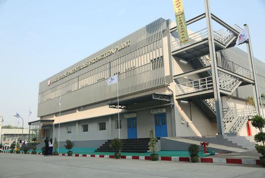 ဆေးဝါးစက်ရုံ (အင်းစိန်) ဝင်းအတွင်းရှိ ဆေးဝါးထုတ်လုပ်ရေး အဆောက်အအုံ တစ်ခုကို တွေ့ရစဉ် (ဓာတ်ပုံ-အိသဥ္ဇာကျော်)