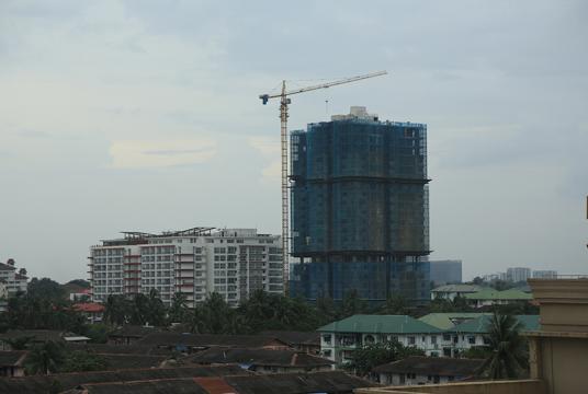 ရန်ကုန်မြို့ရှိ အထပ်မြင့်အိမ်ရာ အဆောက်အအုံ စီမံကိန်းတစ်ခုကို တွေ့ရစဉ် (ဓာတ်ပုံ-ကြည်နိုင်)