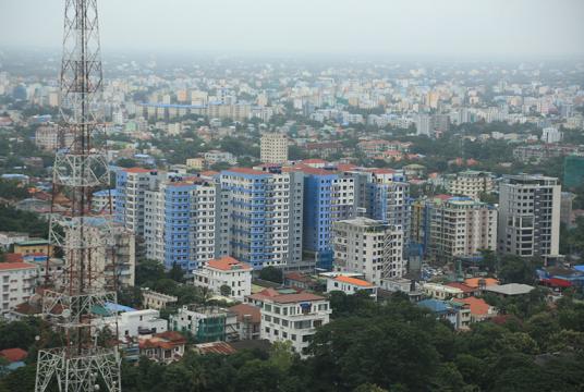 ရန်ကုန်မြို့ရှိ အထပ်မြင့် လူနေအဆောက်အအုံ အချို့ကို တွေ့ရစဉ် (ဓာတ်ပုံ-ကြည်နိုင်)