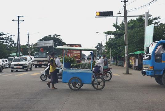 ရန်ကုန်မြို့ လှိုင်သာယာမြို့နယ်အတွင်း တွန်းလှည်းဖြင့် စျေးရောင်းချနေသူတစ်ဦးကို ယခုရက်ပိုင်းအတွင်း တွေ့ရစဉ် (ဓာတ်ပုံ-မျိုးထက်ပိုင်)