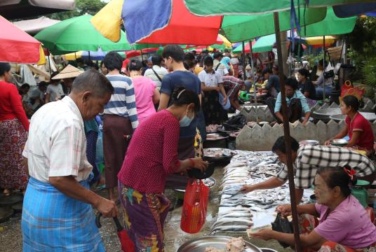 ရန်ကုန်မြို့ရှိ စျေးတစ်စျေးတွင် စျေးသည်၊ စျေးဝယ်တို့ကို တွေ့ရစဉ် (ဓာတ်ပုံ - ကြည်နိုင်)
