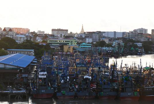 ရန်ကုန်မြို့ ပုဇွန်တောင်မြို့နယ် ညောင်တန်းဆိပ်ကမ်းတွင် ရပ်နားထားသည့်  ငါးဖမ်းစက်လှေများကို တွေ့ရစဉ် (ဓာတ်ပုံ-ကြည်နိုင်)