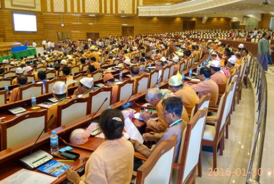 လွှတ်တော်ဆောင်ပုဒ်နှင့်အတူ တွေ့ရသော ပြည်သူ့လွှတ်တော် ကိုယ်စားလှယ်များ (ဓာတ်ပုံ-မျိုးမင်းထက်)