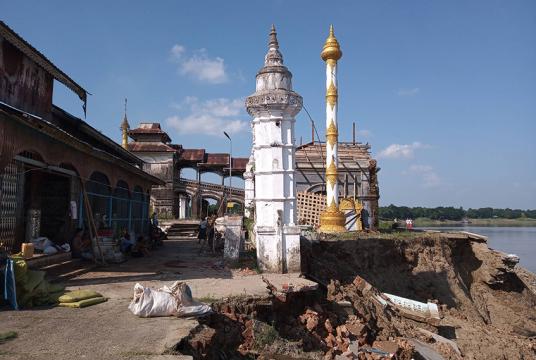 လေးမျက်နှာမြို့ရှိ စတုမုခထူပါရုံ စေတီတော်ကြီးအနီး မြစ်ကမ်းပါးပြိုကျနေသည်ကို တွေ့ရစဉ်(ဓာတ်ပုံ-မင်းမင်းထွဋ်)