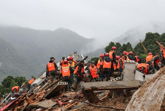 တရုတ်အလယ်ပိုင်း ဟူပေပြည်နယ် ဟွမ်ကန်မြို့တွင် မြေပြိုမှုဖြစ်ပွားခဲ့သည့်နေရာ၌ ကယ်ဆယ်ရေးဝန်ထမ်းများကို ဇူလိုင် ၈ ရက်က တွေ့ရစဉ်  (Photo: AFP) 