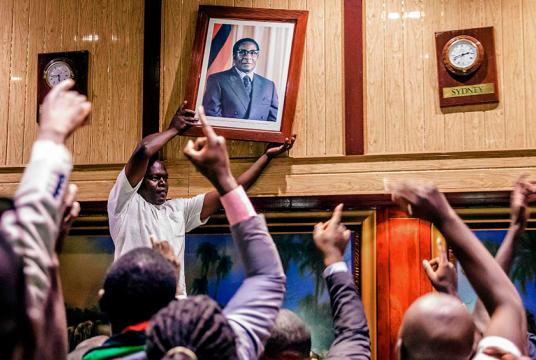 ၂၀၁၇ ခုနှစ် နိုဝင်ဘာလက မူဂါဘီနုတ်ထွက်သွားပြီးနောက် ပြည်သူများနှင့် စစ်သားများ ဟာရာရီမြို့၌ အတူတကွ အောင်ပွဲခံနေကြစဉ် (Photo: AFP)