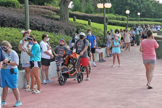 ဖလော်ရီဒါပြည်နယ်ရှိ Disney World အပန်းဖြေဥယျာဉ်အတွင်းသို့ ဝင်ရောက်ရန် တန်းစီစောင့်ဆိုင်းနေကြသူများကို ဇူလိုင် ၁၁ ရက်က တွေ့ရစဉ် (Photo: AFP)