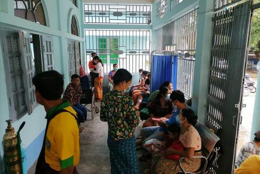 ဇင်းကျိုက်မြို့အတွင်း ခွေးရူးအကိုက်ခံရခြင်းကြောင့် ဆေးရုံတွင် ဆေးကုသမှုခံယူနေကြသူများ၏ မိသားစုဝင်များကို တွေ့ရစဉ်  ( Photo  - ကိုဇော်မင်း (မိုးချယ်ရီ))