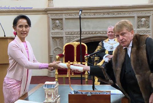   ၂၀၁၇ မေလက Freedom of the City of London ဂုဏ်ထူးဆောင်ဆုကို ဒေါ်အောင်ဆန်းစုကြည် လက်ခံရယူစဉ်  (Photo: Ministry of Foreign Affairs Myanmar)