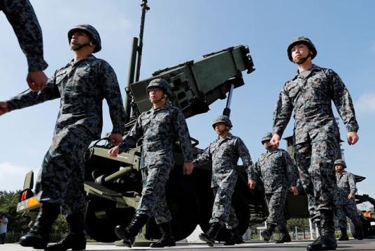 ၂၀၁၇ ခုနှစ် အောက်တိုဘာ ၈ ရက်က ဂျပန်ကိုယ်ပိုင်ကာကွယ်ရေးတပ်ဖွဲ့ဝင်များ PAC-3 ဒုံးခွင်းစနစ်အနီးမှ ဖြတ်လျှောက်သွားပုံကိုတွေ့ရစဉ် (Photo: AFP)