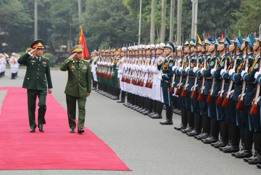 ဗိုလ်ချုပ်မှူးကြီး မင်းအောင်လှိုင် ဗီယက်နမ်တပ်မတော် ဂုဏ်ပြုတပ်ဖွဲ့၏ အလေးပြုခြင်းကို ခံယူနေစဉ်