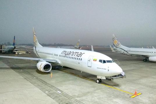 ရန်ကုန်အပြည်ပြည်ဆိုင်ရာ လေဆိပ်တွင် ဆိုက်ကပ်ထားသည့် မြန်မာ့အမျိုးသား လေကြောင်းမှ လေယာဉ်ကို တွေ့ရစဉ် (ဓာတ်ပုံ-ဖြိုးဝေ)