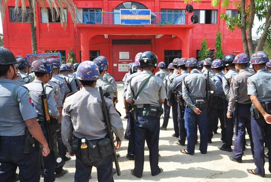 ထောင်ဆူပူမှု ဖြစ်ပွားပြီးနောက် ရွှေဘိုအကျဉ်းဦးစီးဌာနရှေ့တွင် လုံခြုံရေးရယူထားသည်ကို မေ ၁၀ ရက် နံနက်က တွေ့ရစဉ် (ဓာတ်ပုံ-ဌေးလှအောင်)