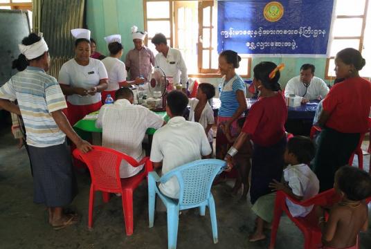ရခိုင်ပြည်နယ်အတွင်း ကျန်းမာရေးစောင့်ရှောက်မှု ပေးနေသည့် ပြည်သူ့ကျန်းမာရေးဦးစီးဌာနမှ ကျန်းမာရေးဝန်ထမ်းများကို တွေ့ရစဉ်