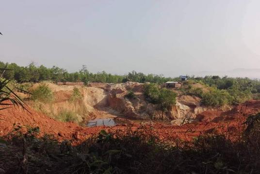 သံဖြူဇရပ်မြို့နယ် ဝယ်ကဝါကျေးရွာအုပ်စုအတွင်းရှိ မိန်ဗလာတောင်၌ ဇန်နဝါရီလဆန်းပိုင်းက မြေတူးဖော်နေသည်ကို တွေ့ရစဉ် (ဓာတ်ပုံ- ကိုလင်းလင်းခိုင်)