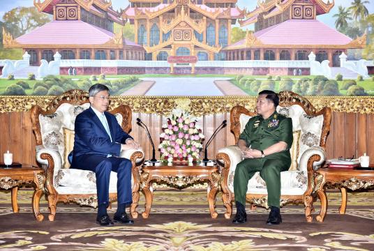 ဗိုလ်ချုပ်မှူးကြီး မင်းအောင်လှိုင်နှင့် မြန်မာနိုင်ငံဆိုင်ရာ တရုတ်သံအမတ်ကြီးတို့ တွေ့ဆုံဆွေးနွေးနေစဉ် (ဓာတ်ပုံ-တပ်မတော်ကာကွယ်ရေးဦးစီးချုပ်ရုံး)