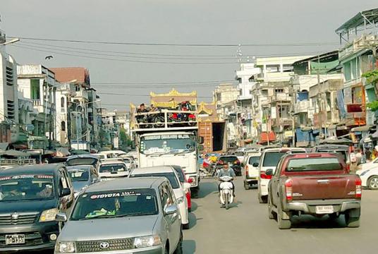 မြန်မာ-ထိုင်း နယ်စပ်မြို့ဖြစ်သည့် မြဝတီမြို့အတွင်း သွားလာနေသော မော်တော်ယာဉ်များကို တွေ့ရစဉ် (ဓာတ်ပုံ-ကိုရွှေသိန်း)