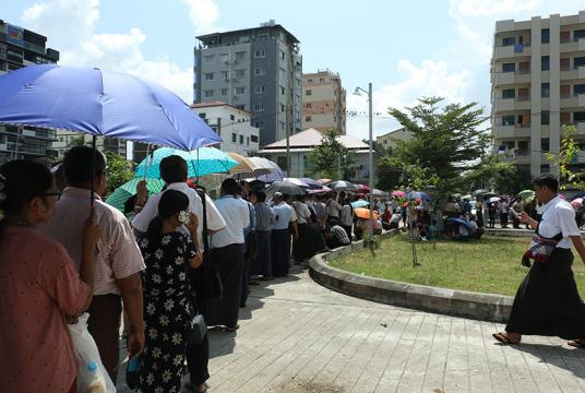 ရန်ကုန်တိုင်းဒေသကြီးအစိုးရက ရောင်းချမည့်မြို့နယ် ခုနစ်မြို့နယ်ရှိ မြေကွက် ၅၀၀ ကျော်အတွက် လျှောက်လွှာများ စတင်ရောင်းချနေပြီး လာရောက်ဝယ်ယူသူများအား အောက်တိုဘာ ၇ ရက်က တွေ့ရစဉ် (ဓာတ်ပုံ-မျိုးထက်ပိုင်)