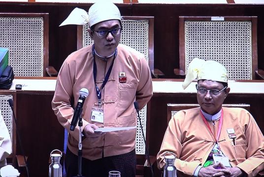 ဇန်နဝါရီ ၂၂ ရက်ကပြုလုပ်သည့် ဒုတိယအကြိမ် ရန်ကုန်တိုင်းဒေသကြီးလွှတ်တော် ၁၁ ကြိမ်မြောက် ပုံမှန်အစည်းအဝေးသတ္တမနေ့တွင် NLD ပါတီ၏ တိုင်းဒေသကြီးလွှတ်တော်ကိုယ်စားလှယ် ဦးနေဘုန်းလတ် ဆွေးနွေးစဉ်